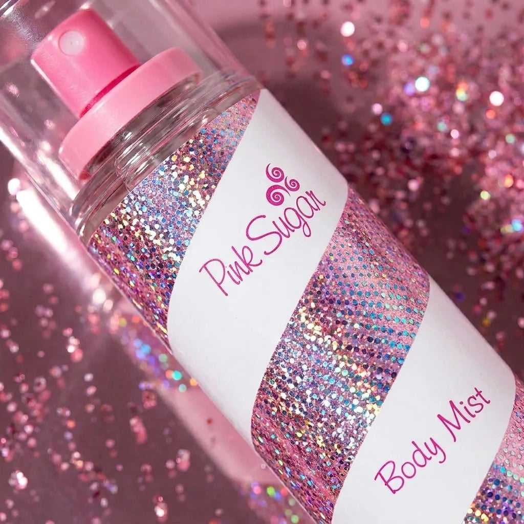 Angle : Gros plan macro serré, angle à $45^\circ$.Scène : Focus principal sur le flacon cylindrique de "Pink Sugar Body Mist" de l'image image_7c2ce7.jpg. Une source de lumière directe et vive (style projecteur de studio) frappe les rayures roses pailletées pour faire ressortir intensément l'effet holographique et les micro-reflets multicolores (rose, bleu, argenté). La mise au point est si nette que l'on distingue la texture granuleuse des paillettes sur le flacon.Fond : Arrière-plan flou (effet bokeh) com