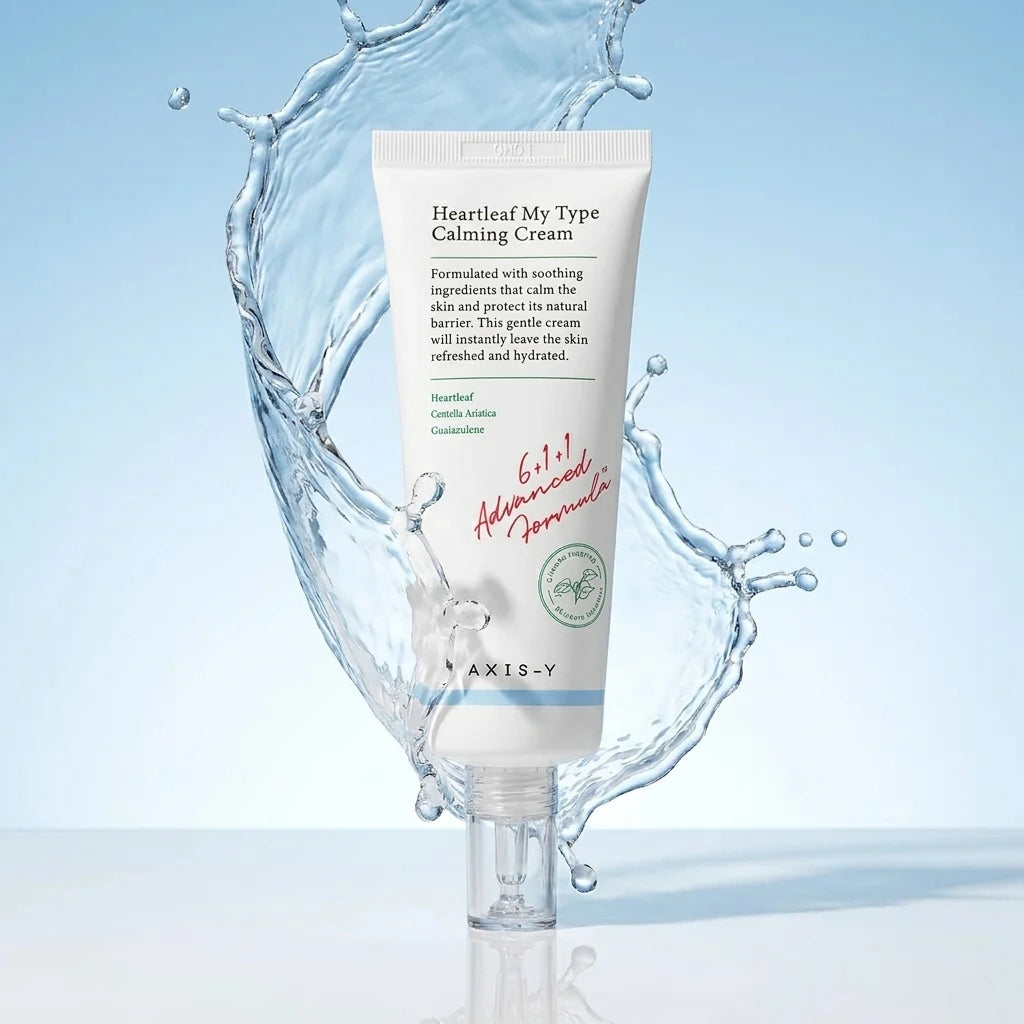 Angle : Vue oblique dynamique à mi-hauteur.  Scène : Le tube blanc est positionné verticalement au premier plan. Au moment du déclenchement, une onde sculpturale et contrôlée d'eau pure et translucide fige son mouvement en un splash net juste derrière lui, s'élevant comme une vague protectrice autour du packaging.  Fond & Lumière : Dégradé de studio fluide allant du bleu ciel au blanc. Un éclairage stroboscopique ultra-rapide capture la transparence des gouttes d'eau suspendues dans l'air. (gemini-3-pro-ima